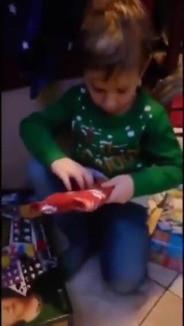 Il regalo di Natale è la maglia di Dzeko, bimbo impazzisce (piangendo) di gioia