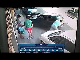 Avola, sposta l'auto... sollevandola