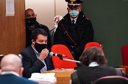 «Salvini lota», processo ai 99 Posse per gli insulti al leader della Lega