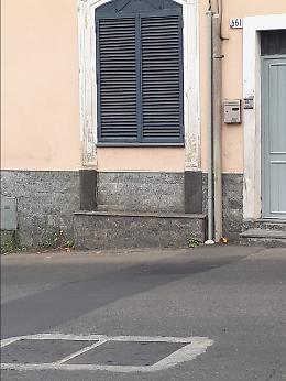 Catania, via Palermo: da 2 anni si segnala all'ENEL una botola rumorosa