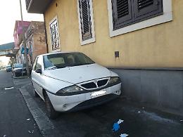 Catania: via Palermo fila di auto posteggiate sul marciapiede non permette il transito dei pedoni