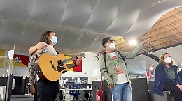 Covid, musica per gli operatori sanitari: Lello Analfino all'hub di Palermo