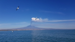 Il mare e l'Etna all'alba dal golfo di Catania