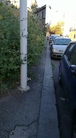 Catania, Via C. Beccaria: marciapiede mai pulito