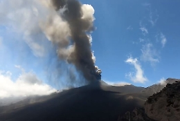 Etna, nuova fontana di lava dal cratere di Sud-Est:  oscurata da nuvole