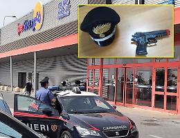 Un 42enne tenta rapina al "Decò" di via Sebastiano Catania: impiegato e una guardia giurata lo fanno arrestare
