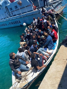 Spari su barcone carico di migranti, Sea Watch presenta una denuncia