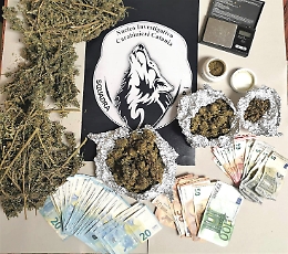 Pusher 20enne arrestato a Catania: spacciava in casa