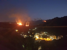 A Messina fiamme distruggono le colline sopra la frazione di Camaro