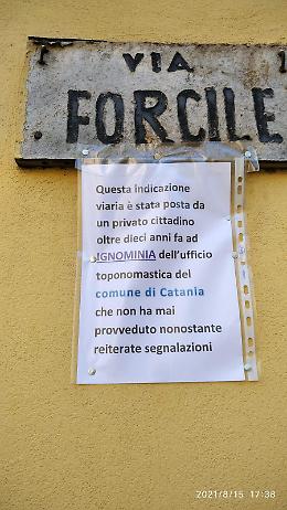 Catania: targa viaria di via Forcile "fai da te"