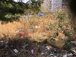 Catania, Nesima: boscaglia e rifiuti in piazza Emanuel Gaetano Cali&rsquo;