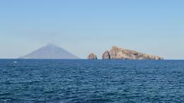 In mare l'auto elettrica con i bagagli, i turisti  non c'erano