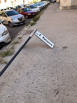 Caltanissetta. Segnaletica in via Petrarca caduta a terra