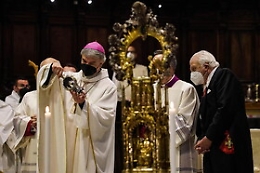 A Napoli si ripete il "miracolo" di San Gennaro: il sangue si &egrave; sciolto