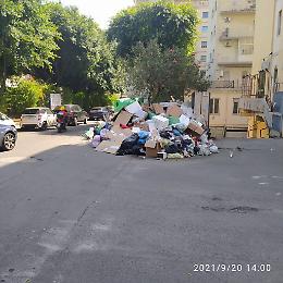 Catania: montagna di rifiuti in via Cagliari da una settimana