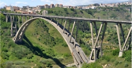 "Prodotti che fanno cag... Casca tutto". Sequestrato il ponte Morandi a Catanzaro