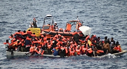 Dieci migranti morti soffocati in un barcone soccorso al largo della Libia