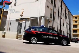 Scavalca il muro di cinta della Tenenza: arrestato