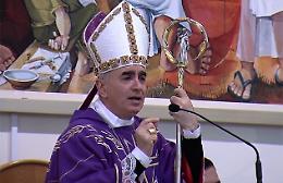 Il vescovo di Noto ai bambini: «Babbo Natale non esiste!». E scoppia la polemica