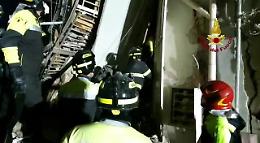 Esplosione a Ravanusa, decine e decine di vigili del fuoco al lavoro tra le macerie