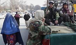 I talebani vietano alle donne di viaggiare senza un parente uomo