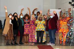 Calendario e mostra con abiti di una giovane stilista nigeriana a Paceco