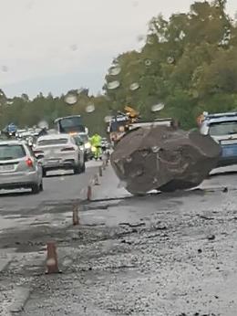 Tir perde masso gigantesco, traffico bloccato sulla A18 tra Taormina e Roccalumera