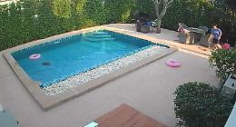 La bimba che salva la sorellina che sta per annmegare in piscina