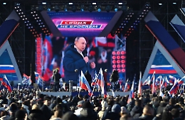 Lo show di Putin che inneggia all'annessione della Crimea, Xi Jinping a Biden: «La guerra non è interesse di nessuno»