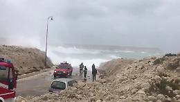 Auto travolta dalla mareggiata, tragedia sfiorata a Lampedusa