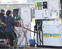 Caro carburanti: da martedì sconto di 25 cents al litro, poi tocca alle bollette