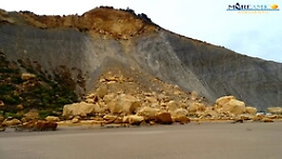 E' crollato il costone di Capo Rossello: barche travolte, per miracolo nessuna vittima