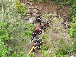 Si lancia da un cavalcavia a Lentini e muore