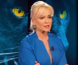 Le dicerìe su Paola Barale: lei a Belve risponde a tono su omossessualità e sui legami con Costanzo e De Filippi