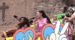 Pride, tra appelli per la pace e diritti Lgbt ecco l'onda arcobaleno