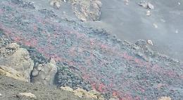 Eruzione dell'Etna, ad un passo dalla lava che scorre nella Valle del Bove