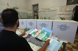 Caos seggi Palermo, scrutatori in rivolta: «Turni di lavoro di 21 ore. Un massacro»