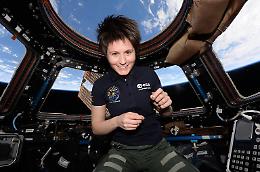 AstroSamantha: «Nello spazio meglio una pianta di pomodori che di fiori»