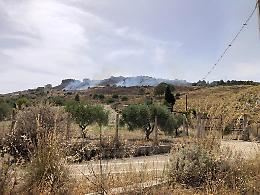 Aragona, fiamme alte al Parco minerario delle Zolfare