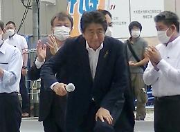 Shinzo Abe è morto: è stato ucciso a colpi d'arma da fuoco durante un comizio