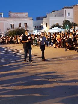 Lampedusa, in migliaia alla fiaccolata silenziosa in memoria del piccolo Domenico