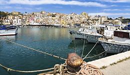 Sciacca, la moglie chiede la separazione e lui distrugge i mobili