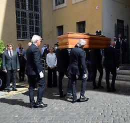 L'ultimo saluto a Piero Angela, folla per la Camera ardente