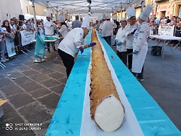 A Caltanissetta il cannolo da record: è lungo 21 metri ed è entrato nel Guinness