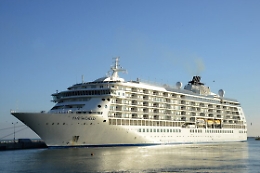 “The World”, la nave degli uomini più ricchi del mondo arriva a Porto Empedocle