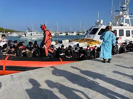 Barcone affonda al largo di Lampedusa: una donna morta e un altro migrante disperso