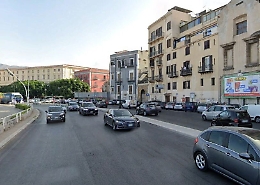 Palermo, ha le doglie per strada e partorisce in macchina