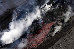 Etna, la colata lavica tracima la Valle del Leone e si riversa in quella del Bove