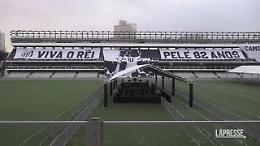 Pel&eacute;, la salma di O Rey al centro del campo del Santos