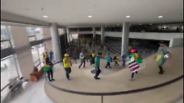 Mobili distrutti, vetri rotti: vandalismo nel palazzo del congresso